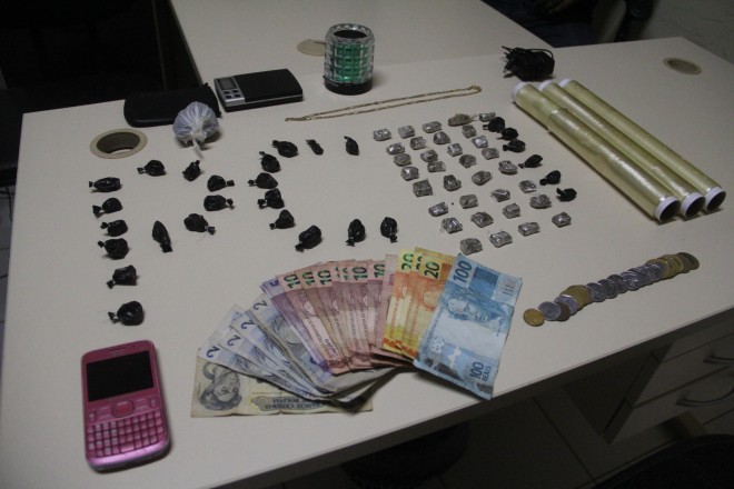 Maconha e cocaína apreendidas na casa dos irmãos estavam prontas para serem vendidas - Fotos: Alexandre Lima