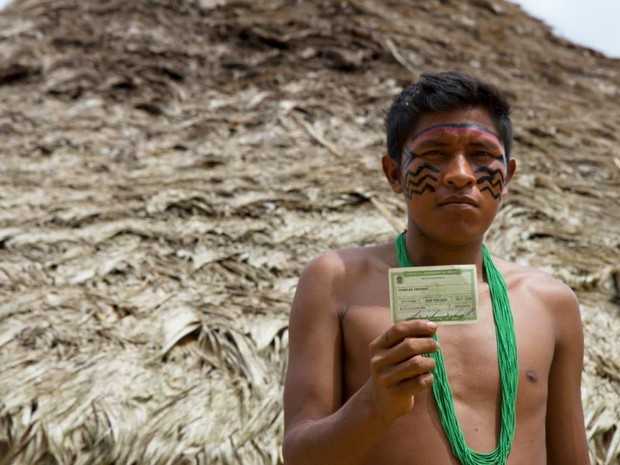 O indígena Charles Xirixana foi às urnas na comunidade Sikamabiu, reserva Yanomami, em Roraima (Foto: Inaê Brandão/G1 RR)