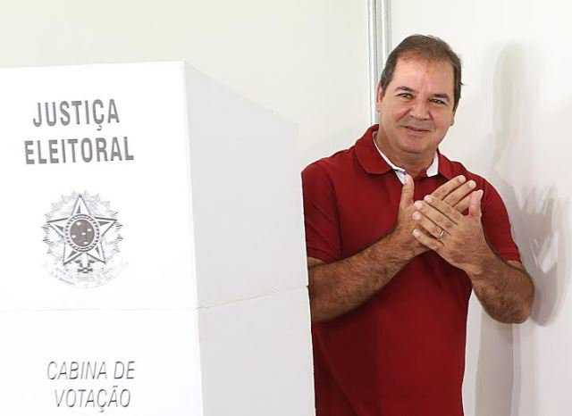 Momento em que Sebastião Viana votava na manhã deste domingo