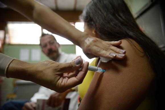 Meninas entre 11 e 13 anos podem procurar a rede pública de saúde para dar continuidade a vacinação contra o HPV Marcelo Camargo/Agência Brasil