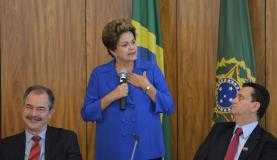 Ao lado do ministro Aloizio Mercadante, a presidenta Dilma  Rousseff  recebe  o  apoio  do  presidente  do PSD,  Gilberto  Kassab Antonio  Cruz/Agência  Brasil