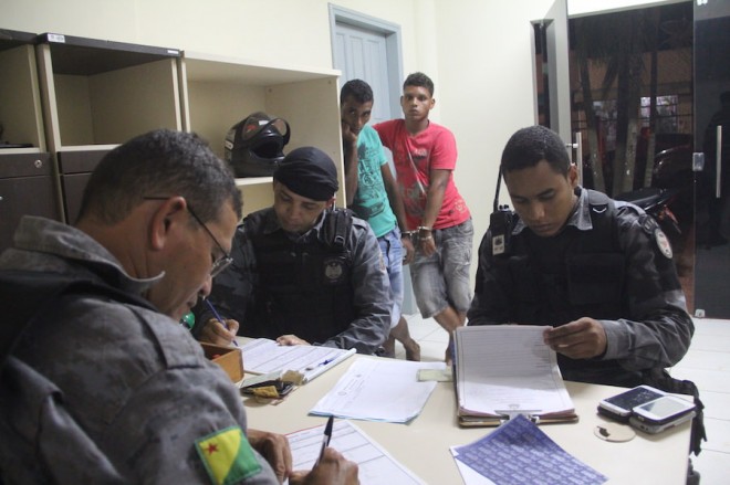 Dupla detida numa moto sem habilitação e documentos do veículo, foram detidos para averiguação - Foto: Alexandre Lima