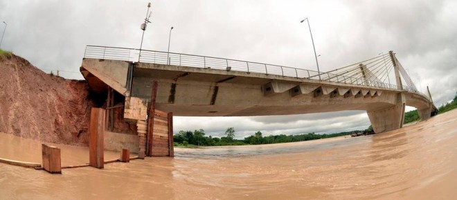 Ponte sobre o rio Tarauacá vem sendo ameaçada pela erosão há vários meses/Fotos: Jardy Lopes