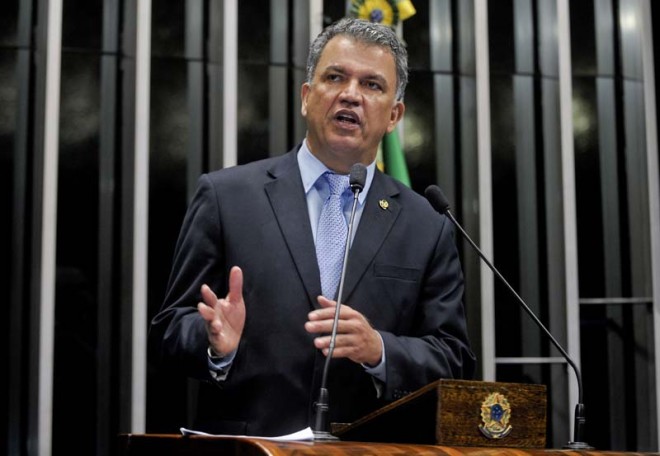 Senador Sérgio Petecão (PSD-AC) repudia críticas do governador do Acre, Tião Viana, contra a Polícia Federal