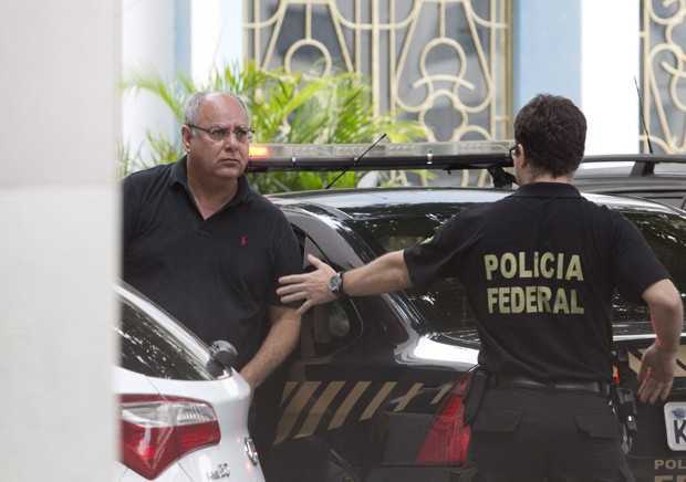O ex-diretor de serviço da Petrobras, Renato Duque, chega à sede da Polícia Federal no Rio de Janeiro (Foto: Márcia Foletto/Agência O Globo)