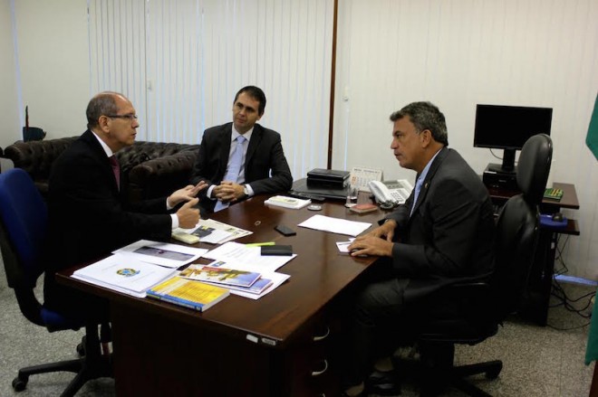 ​Foto: Senador Sérgio Petecão (PSD), à direita, se reúne com o senador Aníbal Diniz (PT), à esquerda, e com prefeito de Rio Branco, Marcus Alexandre (PT), ao centro.
