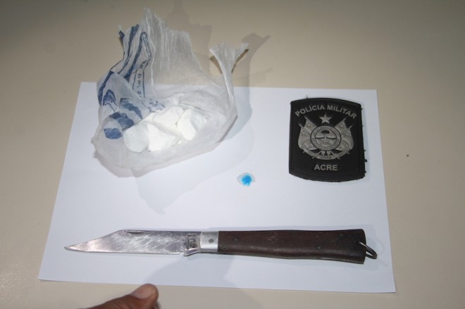 Cocaína e a faca apreendida com Gilson - Foto: Alexandre Lima