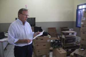 Secretário entregou óculos de visão noturna à Corporação - foto: Alexandre Lima