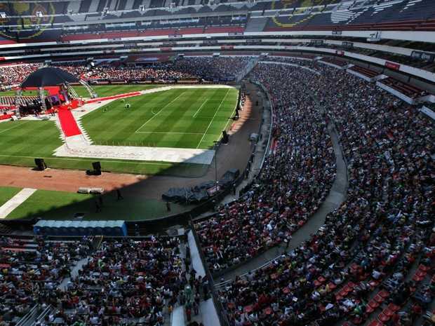 30/11/2014 – Fãs de Roberto Bolaños lotam as arquibancadas do estádio Azteca para o velório do criador de Chaves e Chapolin (Foto: Marco Ugarte/AP)