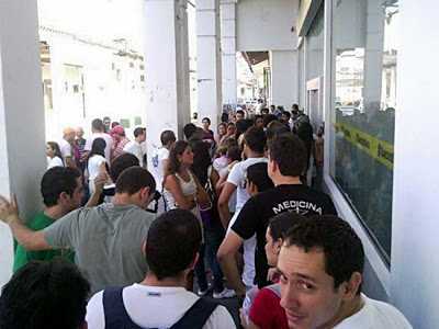 Brasileiros na fila para sacar dinheiro nos caixas eletrônicos/Foto: Neticina