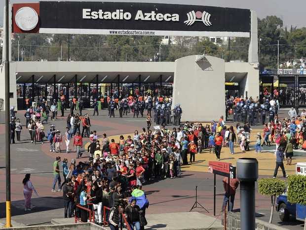 30/11/2014 – Milhares de fãs fazem fila diante do estádio Azteca, na Cidade do México, neste domingo, para o velório de Roberto Bolaños (Foto: Alfredo Estrella/AFP)