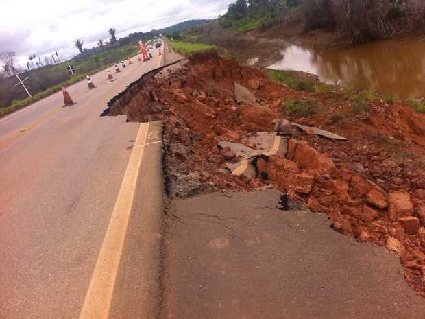 Trecho da BR-364 desmoronou e tráfego opera apenas em meia pista (Foto: Keyla Xavier/ Tv Rondônia)