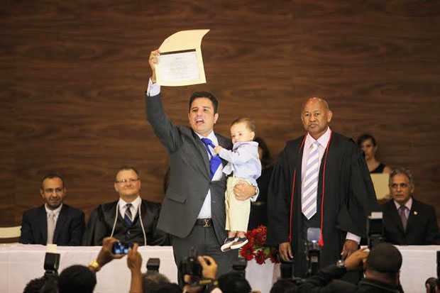 Gladson sobe para ser diplomado com o filho no colo/Foto: Assessoria