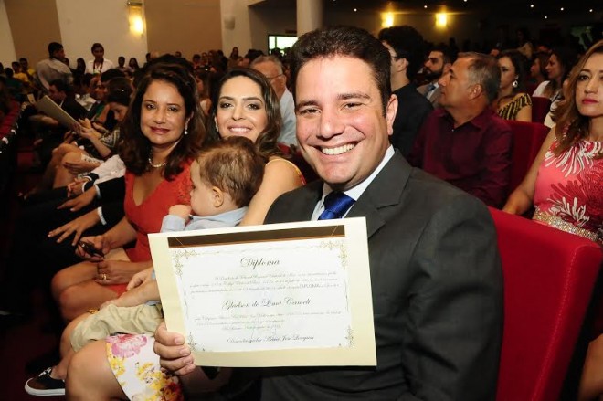 Ao lado da família, Gladson exibe seu diploma de senador da República/Foto; Selmo Melo/ContilNet Notícias