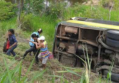 Ônibus caiu a poucos metros de um igarapé entre os municípios de Tarauacá e Feijó