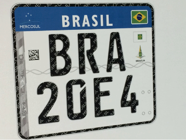 No lado direito da placa, ficarão as bandeiras do Brasil, do estado e do município de registro do veículo. A placa acima será usada em motocicletas (Foto: Reprodução/Denatran)