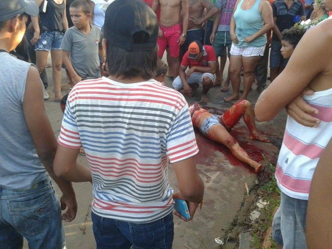 Ferida gravemente a mulher foi levada ao hospital pelo Samu. (Foto: Internet)