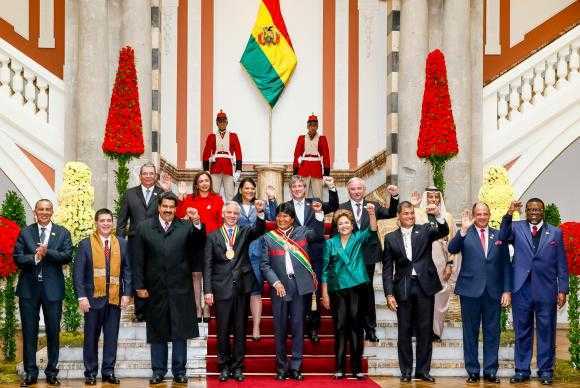 Ao  lado  da  presidenta  Dilma  Rousseff  e  de  outros  chefes  de  Estado e  de  Governo,  Morales  posa  para  foto  oficial após tomar  posse  para  o terceiro mandato presidencialRoberto Stuckert Filho/Presidência da República