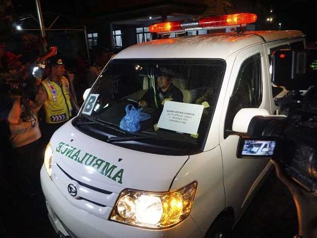 Ambulância transporta neste domingo (18) o corpo do brasileiro Marco Archer Cardoso Moreira da prisão de Nusakambanga, onde ele foi executado por fusilamento na véspera (Foto: Idhad Zakaria/Antara Foto/Reuters)
