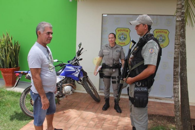 Gerente do Detran em Brasiléia, Ramiundo NOnato (e), foi à delegacia recuperar a moto roubada - Foto: Alexandre Lima