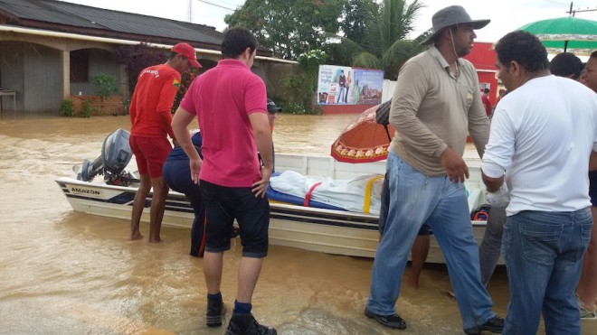 Pacientes foram levados de Brasiléia para Epitaciolândia em pequenos barcos, até serem colocados em uma ambulância - Foto: oaltoacre 