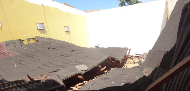 Teto do auditório que já foi condenado anos atrás pelo Bombeiros, caiu a pouco dias atrás - Foto: Carlos Portela