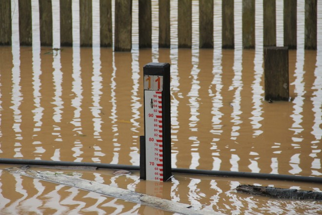 Régua marca que as águas passaram cerca de 30cm da cota de alerta - Foto: Alexandre Lima