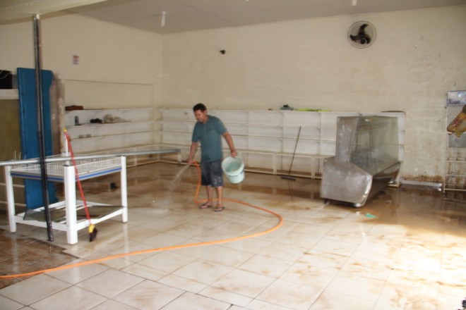O pequeno comerciante, 'Zequinha' Gadelha, iniciou a limpeza do seu estabelecimento - Foto: Alexandre Lima