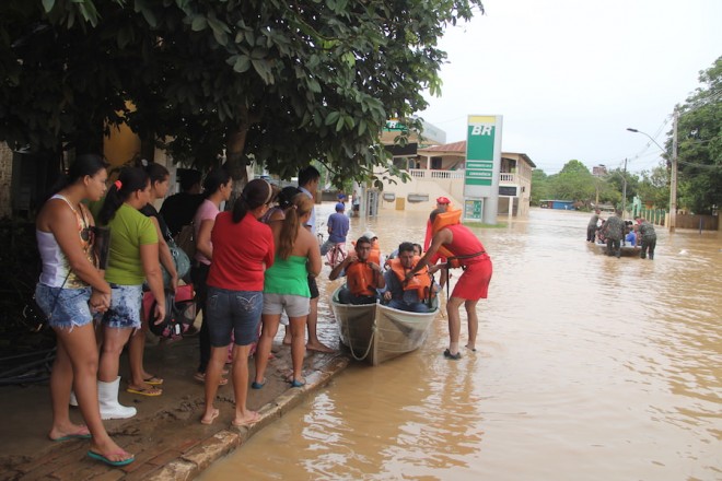 Com início da vazante pela manhã, alguns moradores queiram ir até suas casa para o prejuízo causado pela enchente - Foto: Alexandre Lima