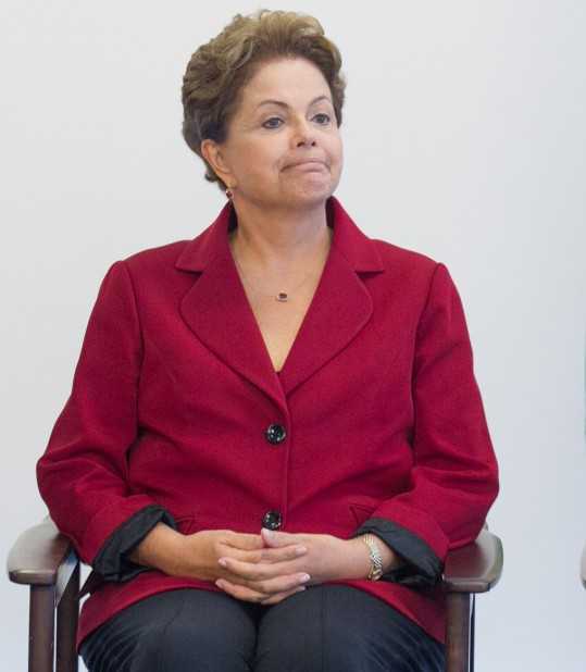 Dilma, na posse do ministro de Assuntos Estrategicos, Mangabeira Unger (Foto: Ed Ferreira/Estadão)