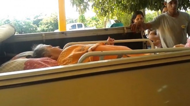 Senhora quebrou a bacia após um acidente e foi socorrida também na carroceria de uma pick-up por falta de ambulância - Foto/captura