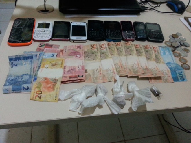 Drogas, dinheiro do tráfico e celulares foram encontrados na casa do casal que foram presos - Foto: Alexandre Lima