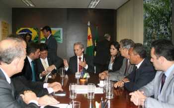  Legenda da foto: Angelim participa da reunião com o ministro das Cidades, Gilberto Kassab.