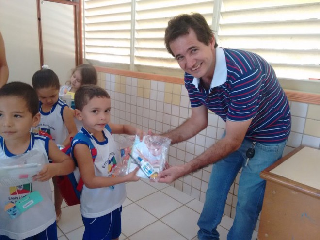 Prefeito Marcinho Miranda (PSDB), durante entrega do skits aos alunos da rede pública - Foto: Assessoria