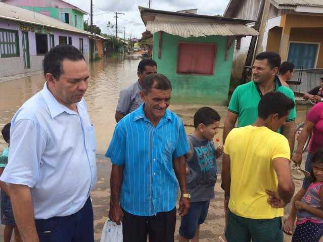 Manoel Moraes conversa com desabrigados pela cheia em Tarauacá/Foto: Assessoria