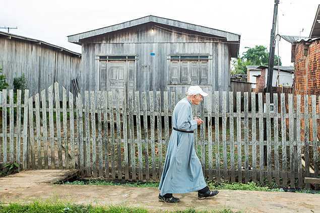 Padre Paolino caminha em Sena Madureira (AC) para conversar com fiéis