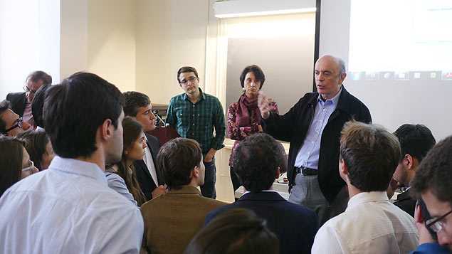 O senador José Serra (PSDB-SP) conversa com alunos após palestra na universidade de Harvard (EUA)
