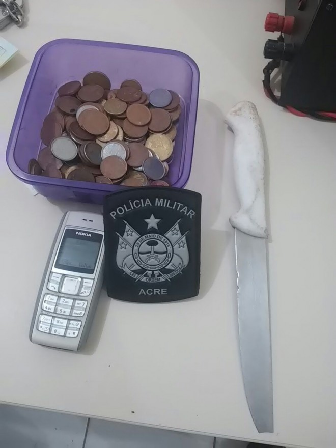 Parte de dinheiro recuperado e a faca que era usada para roubar vítimas.