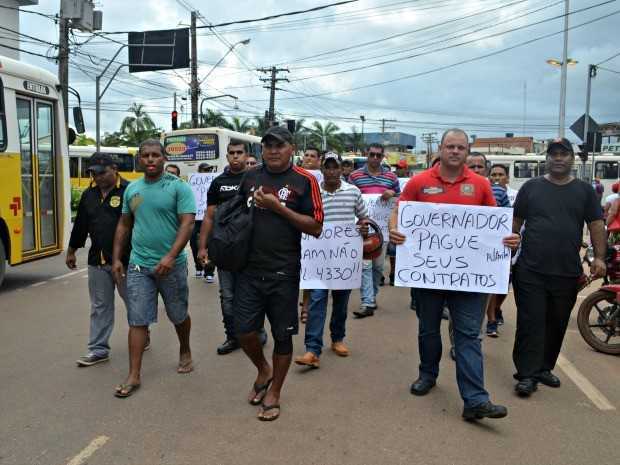 Com cartazes, manifestantes se dirigiram pelo Centro da capital até a Casa Rosada (Foto: Aline Nascimento/G1)