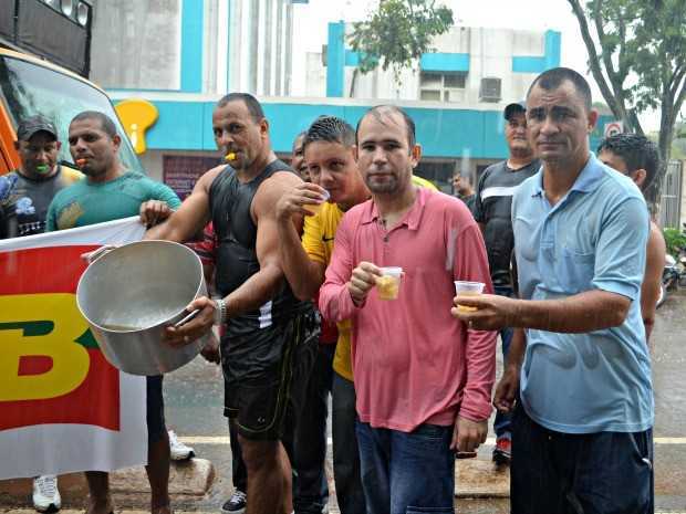 Vigilantes distribuíram Miojo durante protesto em Rio Branco (Foto: Aline Nascimento/G1)