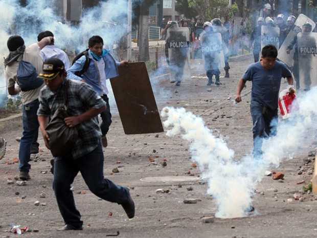 Protesto contra projeto de mineração no dia 14 de maio em Arequipa, no Peru, teve confronto entre manifestantes e a polícia (Foto: AFP)