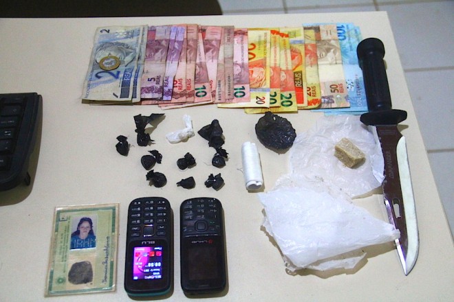 Droga e dinheiro encontrado com a acusada - Foto: Alexandre Lima