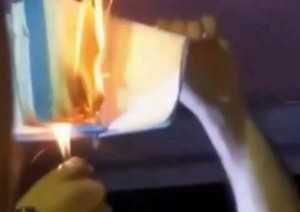 A Bíblia foi queimada durante um encontro de ateus na Ufac/Foto:Reprodução