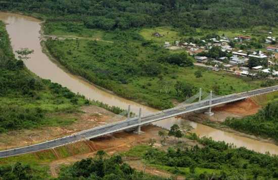 Ponte que liga o Brasil ao Peru, pelo estado do Acre