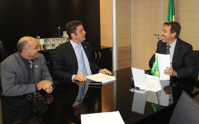 Prefeito Everaldo Gomes (e), junto com o senador Gladson Cameli dp PP (c) e Ministro da Integração, Gilberto Ochi - Foto: Assessoria
