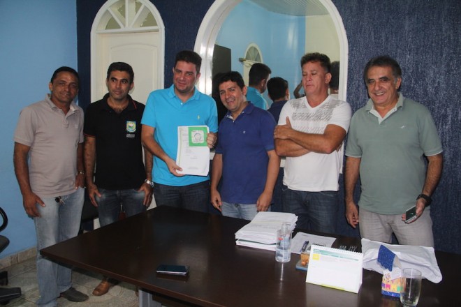 No gabinete do prefeito André Hassem, junto com vereadores, onde recebeu boas novas das emendas alocadas para o Município - Foto: Alexandre Lima