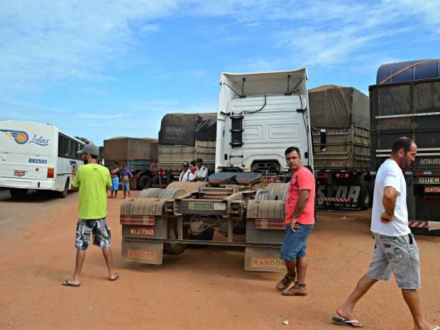 Caminhoneiros esperam liberação de mercadorias (Foto: Aline Nascimento/G1)