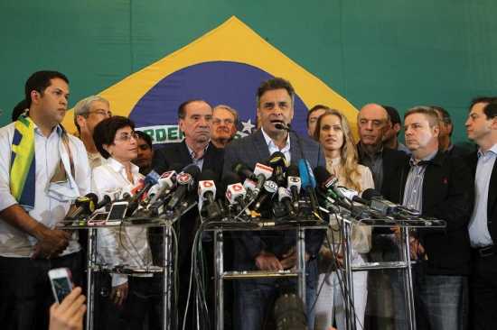 Aécio fala à imprensa após derrota no segundo turno das eleições presidenciais de 2014