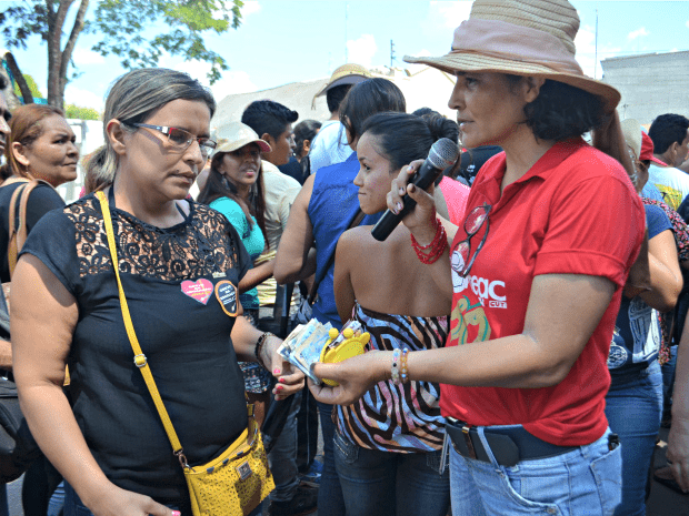 Professora Rosimari recebe dinheiro arrecado por colegas (Foto: Aline Nascimento/G1)