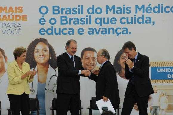 A presidenta Dilma Rousseff e os ministros Aloizio Mercadante, Renato Janine e Arthur Chioro apresentam balanço de dois anos do Programa Mais Médicos Elza Fiúza/Agência Brasil